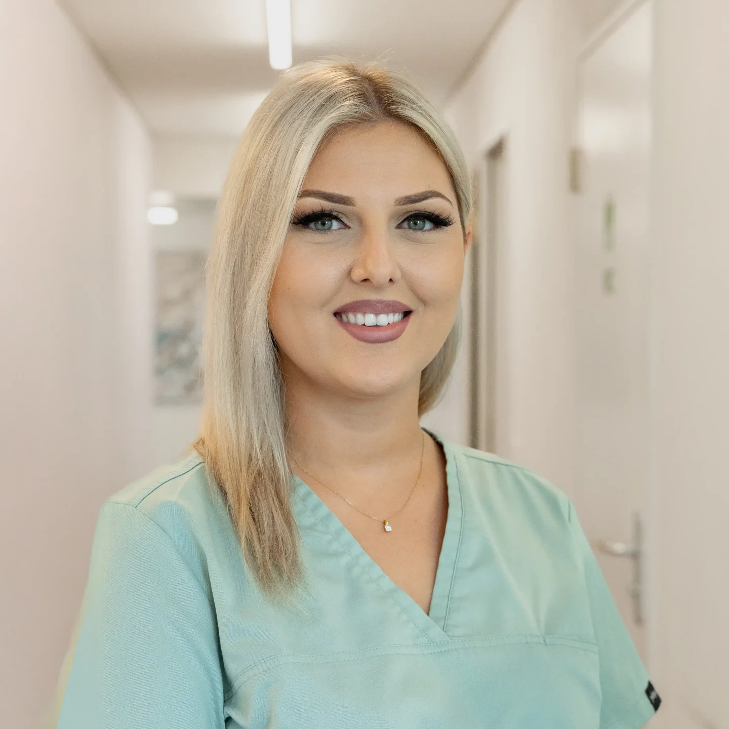 familydent-team-dentalassistentin-samie-kamberi