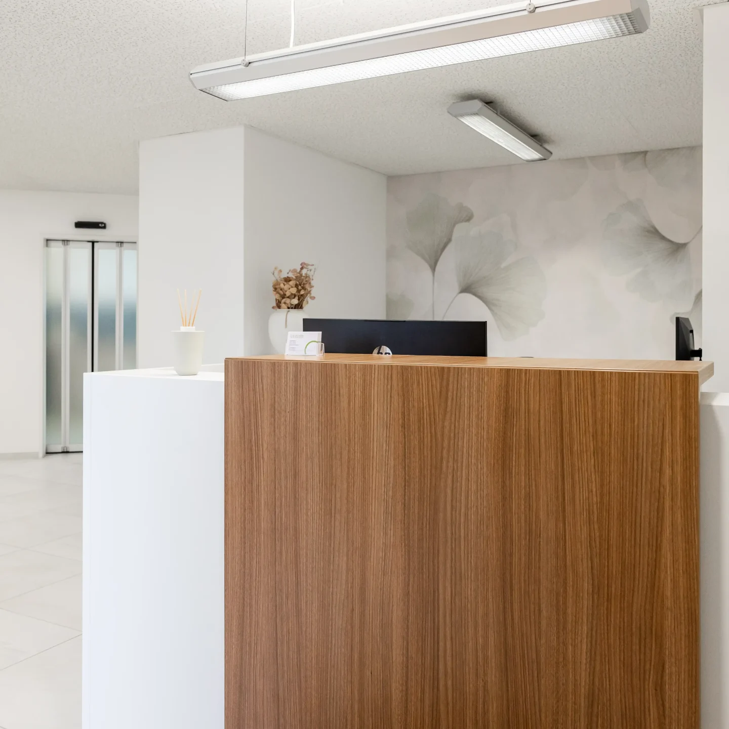 familydent-praxis-amirswil-kirchstrasse-eingangsbereich